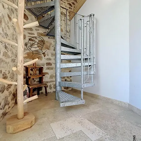 L'hirondelle Des Sarments